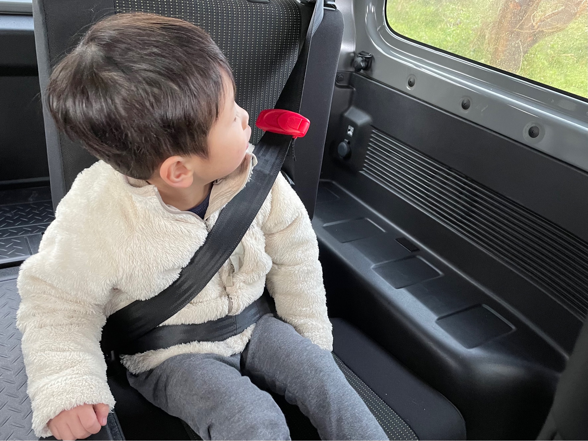 上質で快適 キッズシートベルト 補助ベルト 子供用 チャイルドシート 長さ調整可能 軽量 青